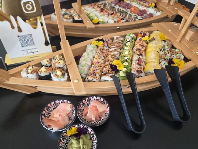 Twee Luxe Sushi Boten op de verjaardag van Levon